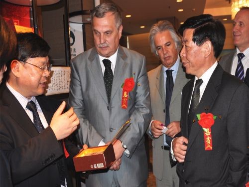 羅馬尼亞湖南黑茶推介會上，周重旺董事長在向客商介紹臻藏茯茶_副本