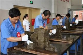 熱烈祝賀集團(tuán)白沙溪茶廠總經(jīng)理劉新安、常務(wù)副總經(jīng)理肖益平、益陽茶廠質(zhì)管部經(jīng)理黃燕入選第四批省級(jí)非物質(zhì)文化遺產(chǎn)代表性傳承人